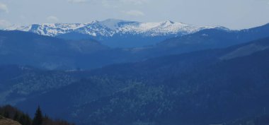 Sabahları dağların güzel manzarası