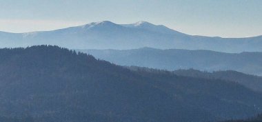 bir dağın tepesinden göster