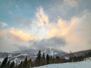 bulutlu ve dağlı güzel bir manzara.