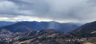 Dağları ve bulutları olan güzel bir manzara