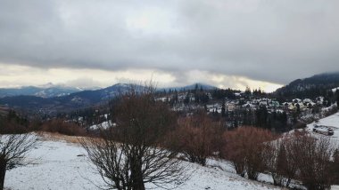 Dağlarda dağları olan güzel bir manzara.