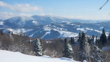 Kışın karla kaplı dağlar