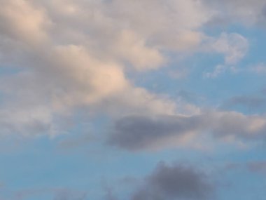 Bulutlu mavi gökyüzü