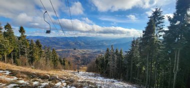 Dağlarda kayak merkezi.