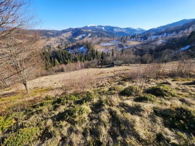 Dağlarda sıradağları olan güzel bir manzara.