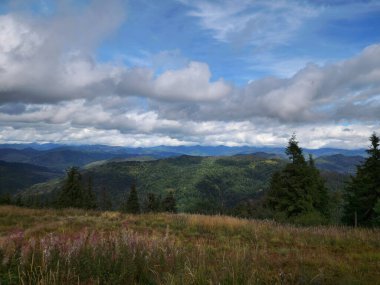 Dağları ve bulutları olan güzel bir manzara