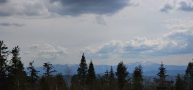 Sabahleyin dağların manzarası