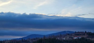 Dağlarda güzel bir gün batımı