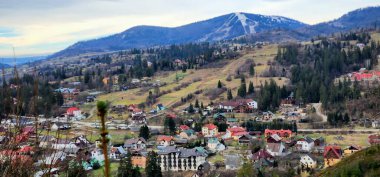 Şehirdeki dağların güzel manzarası