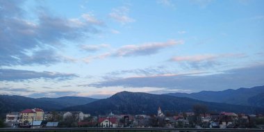 Ukrayna Karpatlar 'ında günbatımı.