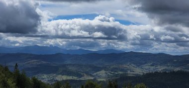 Bulutlu ve gökyüzü olan dağ manzarası