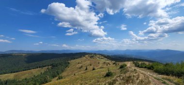 Dağlarda dağları olan güzel bir manzara.