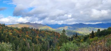 Güzel sonbahar manzarası dağlarda