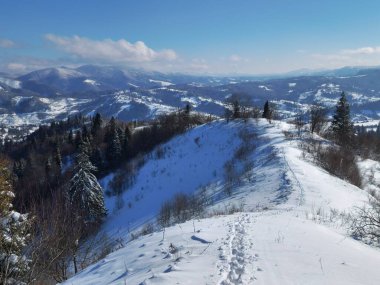 Karla kaplı dağların kış manzarası