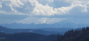 Dağlarda kış manzarası