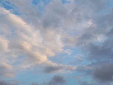 Güzel, beyaz, tüylü bulutlar mavi bir arka planda bir yaz akşamında