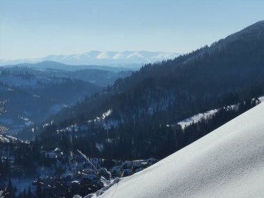 Karlı dağlarla kaplı kış manzarası