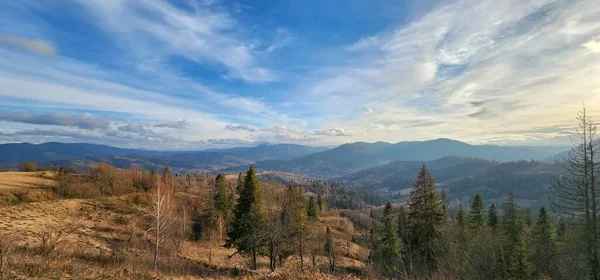 Dağları ve mavi gökyüzü olan güzel bir manzara.