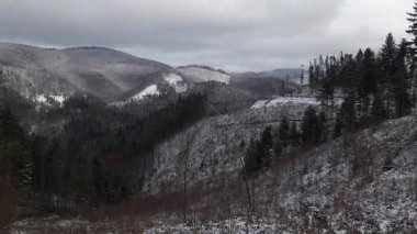 Kış havasının görkemli dağ zirveleriyle buluştuğu nefes kesici panoramalara bakın. Karların sakin genişliği manzarayı kaplıyor. Kış aşıkları için huzurlu bir cennet yaratıyor..