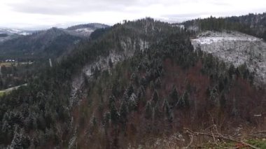 Kış havasının görkemli dağ zirveleriyle buluştuğu nefes kesici panoramalara bakın. Karların sakin genişliği manzarayı kaplıyor. Kış aşıkları için huzurlu bir cennet yaratıyor..