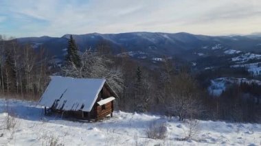 Panoramik bir manzara gözler önüne serilirken Alp Kış Harikalar Diyarı 'nda görsel bir yolculuğa çıkın. Donmuş ve karla kaplı ağaçlar doğanın heykelleri gibi duruyor, kışın yumuşak kucaklamalarıyla süslenmiş. Nefes kesici manzara dinginliği yakalıyor. 