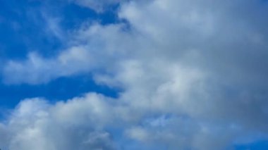 Mavi gökyüzündeki bulutlar