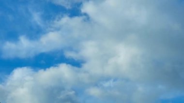 Mavi Gökyüzü ve Bulutlar