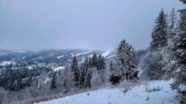 Dağlarda kış manzarası.