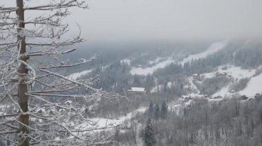 Evin penceresinden görünüm