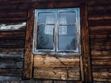 Kışın penceresi olan eski ahşap pencere.
