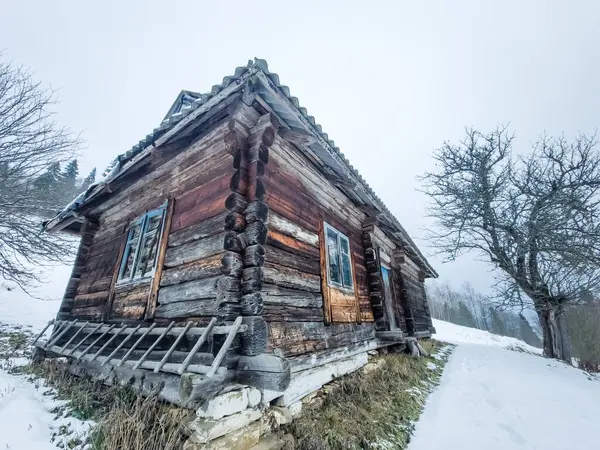 Dağlarda ahşap bir ev