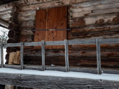 Eski ahşap ev, eski elementler, kış manzarası.