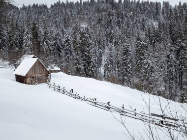 Eski ahşap ev, eski elementler, kış manzarası.