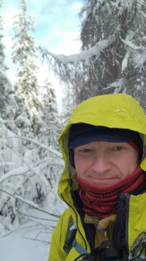 Yağmurluk ve karlı insan portresi