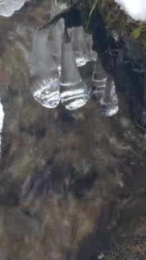 Kışın donmuş şelale