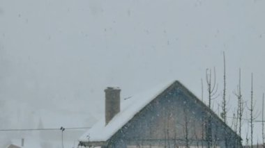 Kışın karla kaplı ev