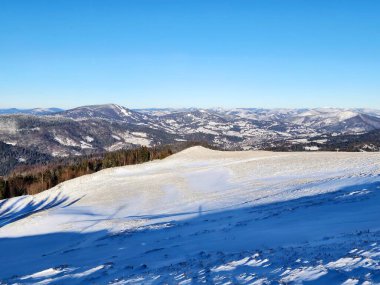 Karpat Dağları 'ndaki güzel dağ manzarası. İlk kar tepeleri kapladı. kış mevsimi.