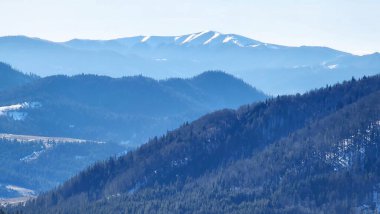 Arkasında bir dağ olan güzel bir manzara.