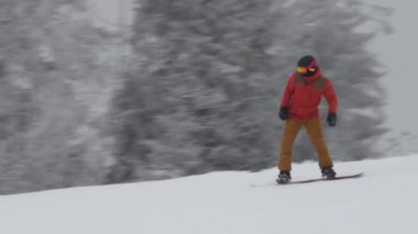 Dağda kar kayağı yapan bir adam, kış tatili, aktif yaşam tarzı, ekstrem spor, aktif eğlence