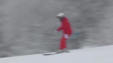 Dağların yamacında kar kayakçısı.