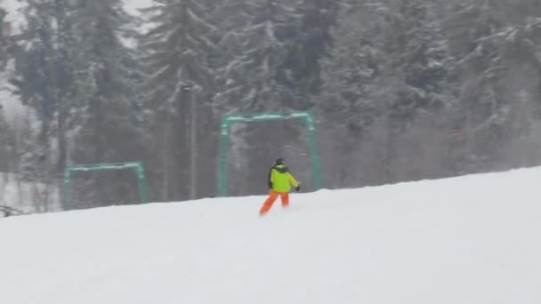 Gente Esquiando Estación Invierno — Vídeo de stock