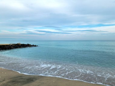 Deniz kıyısının güzel manzarası