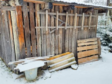 Karla kaplı ahşap çitler.