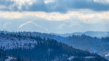 Dağ manzarası. Karpatlar 'da kışın güzel dağlar. ukraine