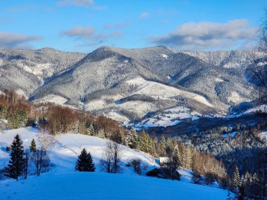 Karla kaplı dağlarla kaplı güzel bir manzara.