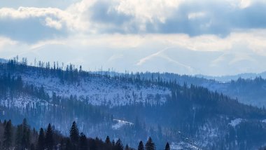 Kışın dağ silsilesi