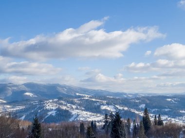 Dağlarda karla kaplı ağaçlarla kaplı kış manzarası