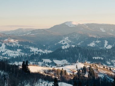 Karla kaplı dağlarla kaplı kış manzarası