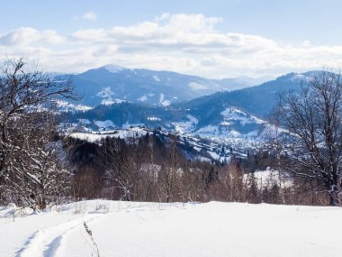 Dağlarda kış manzarası