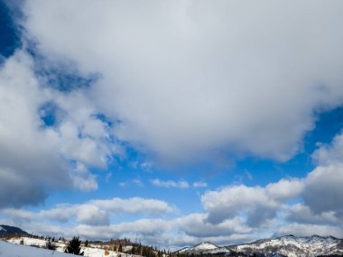 Dağlarda karla kaplı ağaçlarla kaplı güzel kış manzarası. Arkadaki dağlarda kış günü.